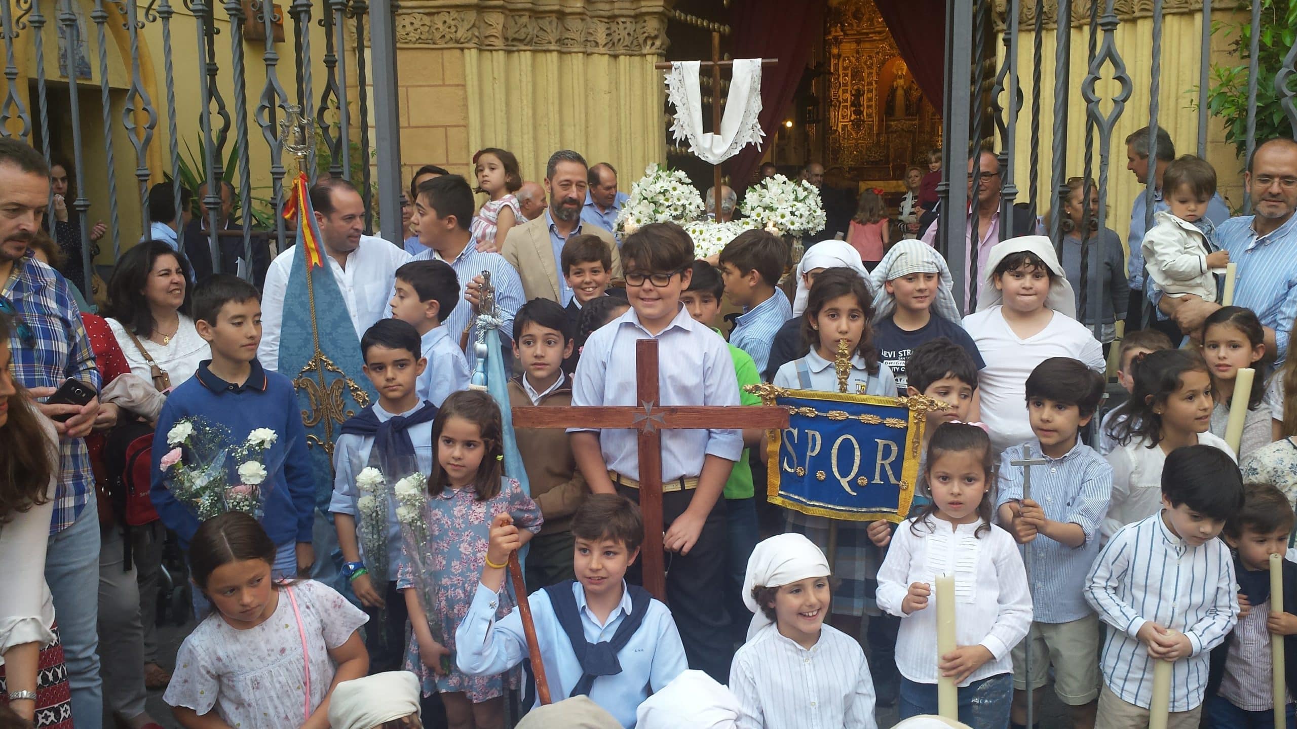 Con flores a María. Cruz de Mayo 2020.