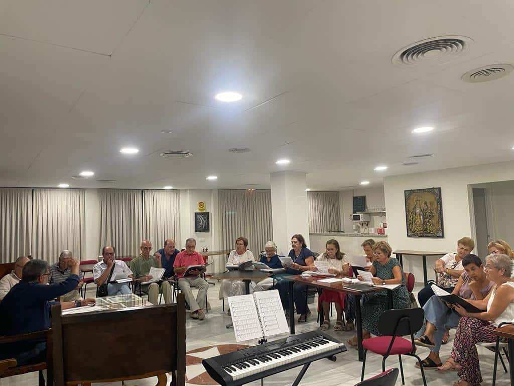 Participa en el coro de la Hermandad
