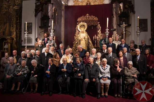 Niños, jóvenes y veteranos, reunidos en torno a la Virgen