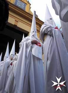 Préstamo de túnicas de la hermandad